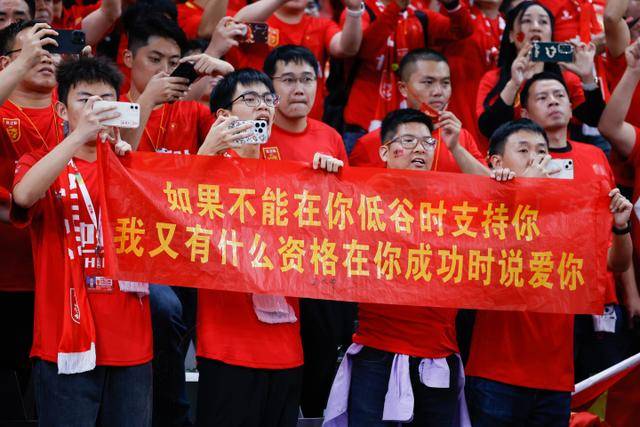 永恒的传奇：阿尔瓦雷斯向梅西致以崇高敬意